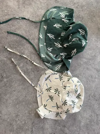 Deux casquettes/chapeaux protège nuque
