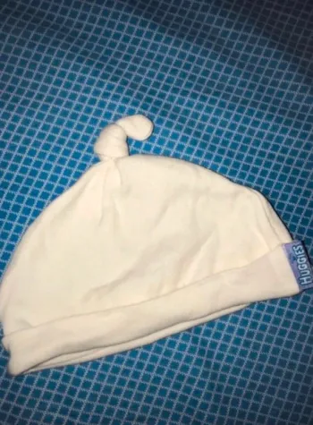 protège tête bébé en coton beige huggies très bon état