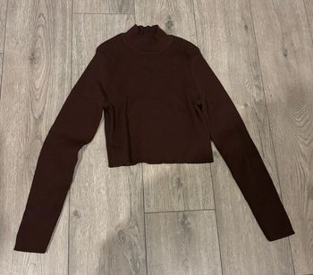 Pull crop top côtelé montant