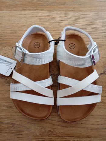 Sandales neuves pour fille en taille 24/25