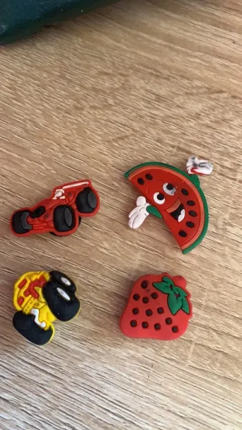 Lot de 4 pins décoration pour crocs