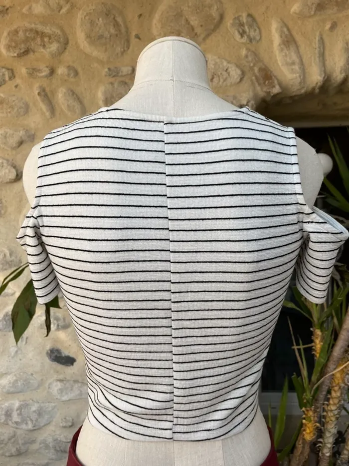Stradivarius - Haut crop top blanc rayures noir épaules dénudées nues - photo numéro 2
