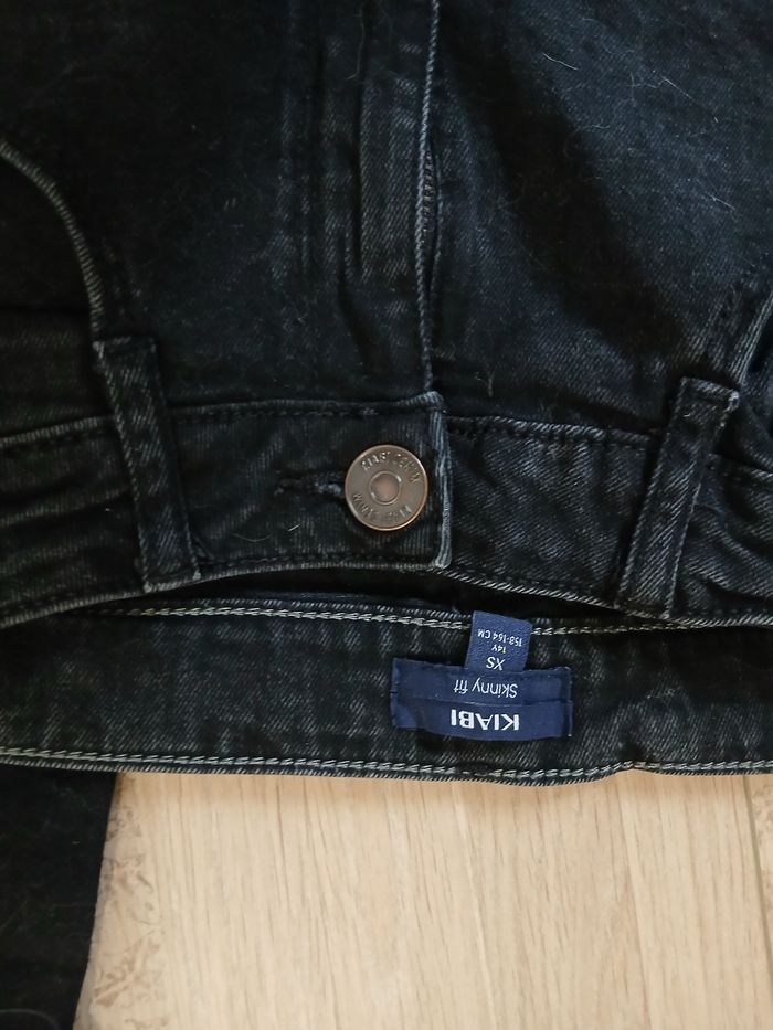 Pantalon jeans taille réglable.