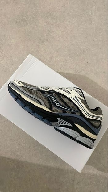  Saucony Omni 9 – Gris/Noir – Sobre & ultra stylé