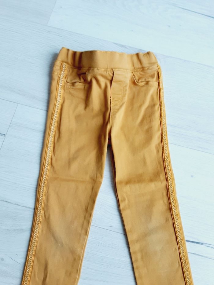Vêtement fille pantalon tregging type jean moutarde Okaïdi 4 ans - photo numéro 2