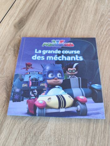 Livre pyjamasques "la grande course des méchants" état neuf