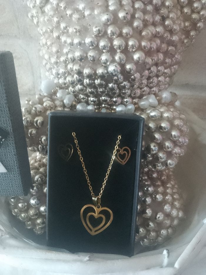 Coffret collier boucles d'oreilles