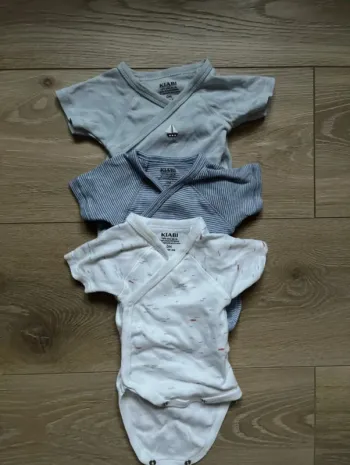 Lot de bodies Kiabi taille 0
