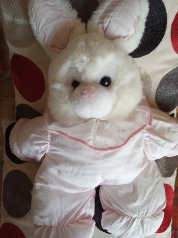 Peluche doudou lapin rose et blanc vintage ancien  bicolore rayure rayé en posture debout col dentelle blanc yeux durs en plastique pupille noir contour transparent  gris  foncé  tâches roses en photos  sinon très propre  modèle pas récent les jouets qui 