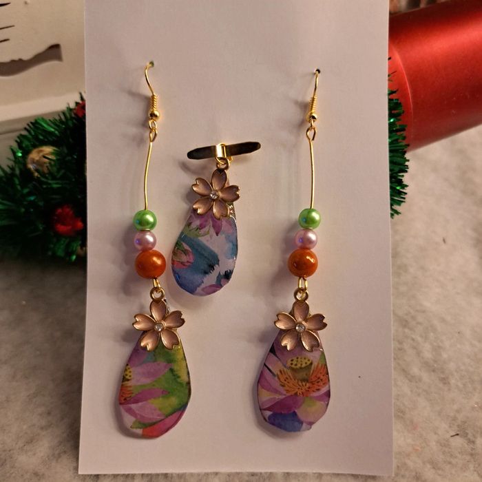 Boucles d'oreilles pendante avec pendentif assortie multicolore - photo numéro 2