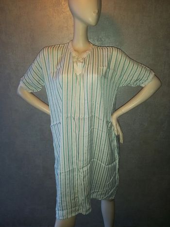 robe large rayé verte et blanche taille 38/40