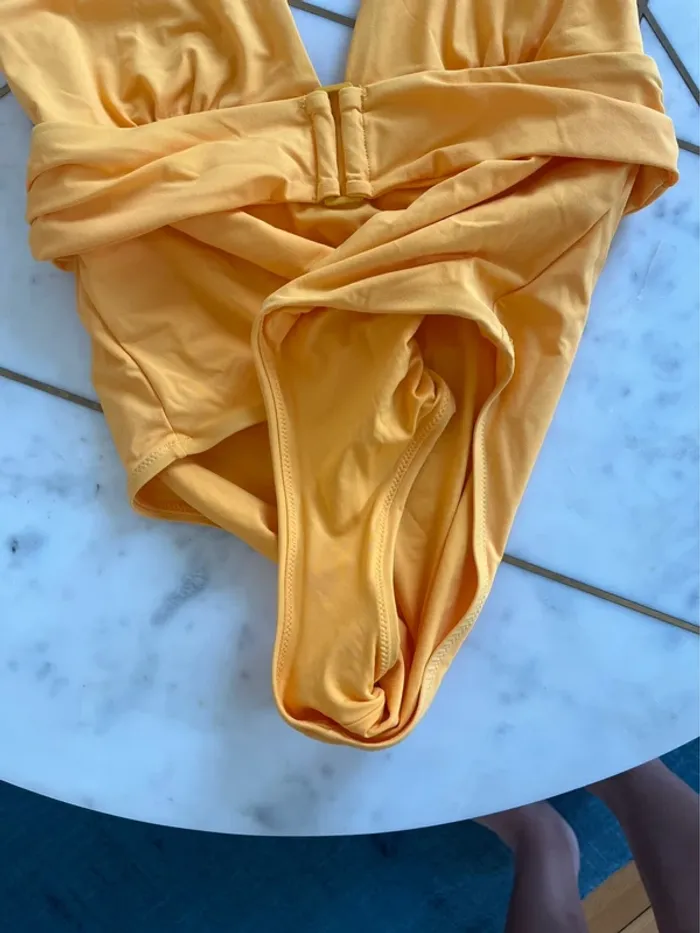 Maillot de bain 1 pièce Etam jaune décolleté devant et dos neuf avec étiquette - photo numéro 3