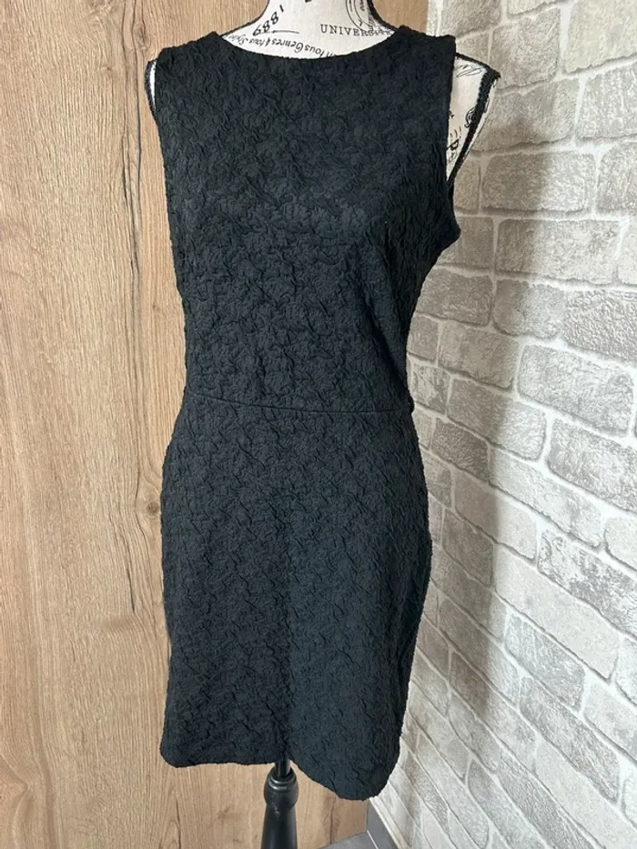 Robe noire avec motif en relief léger taille 36 - photo numéro 2