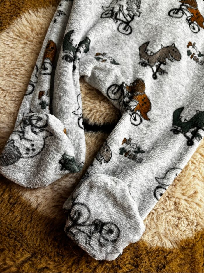 Pyjama gris dinosaures KIABI t.9m - photo numéro 3