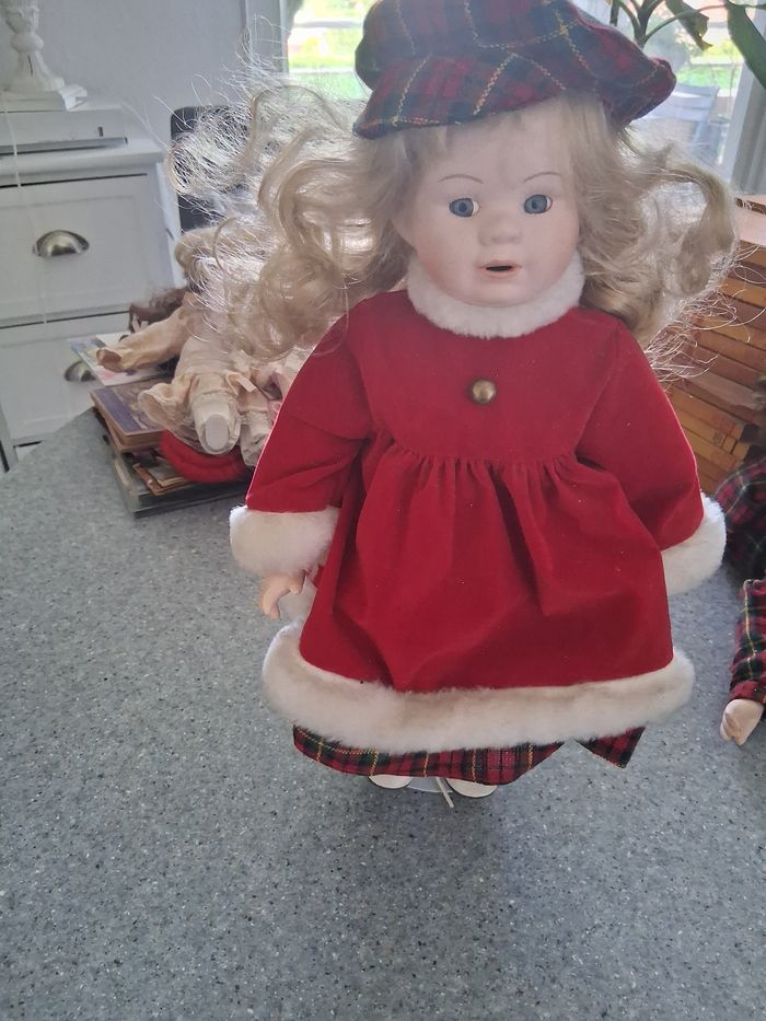 Poupée porcelaine robe velours rouge