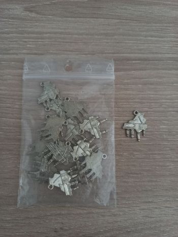 Lot De Pendentifs "Piano"
