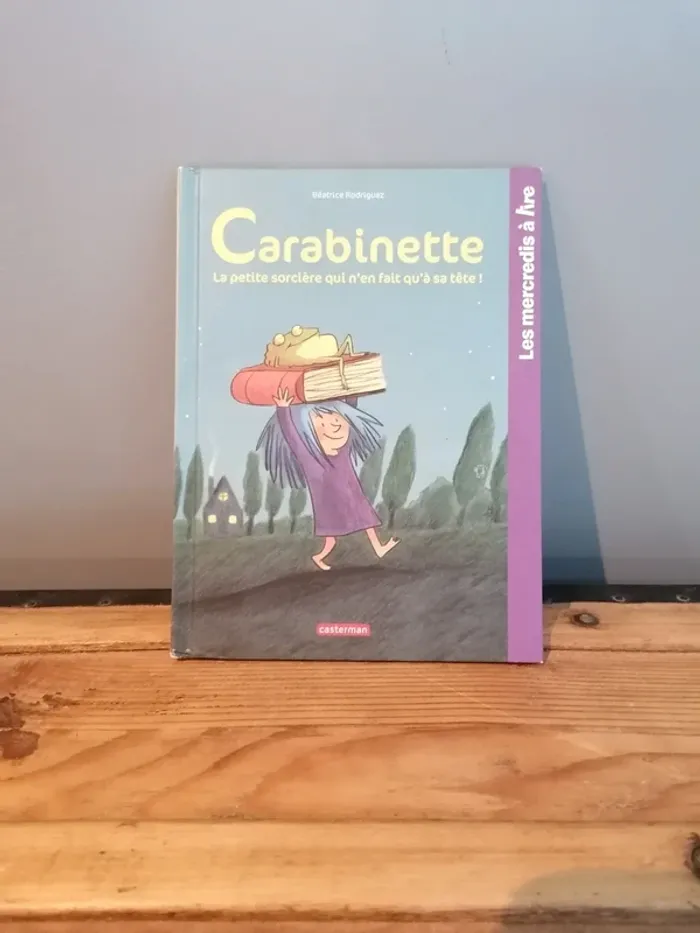 Livre Carabinette la petite sorcière qui n'en fait qu'à sa tête !