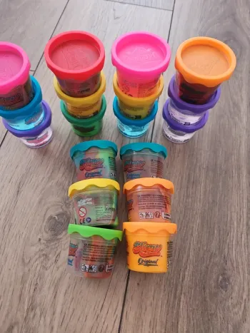 18 petits pots de slime
