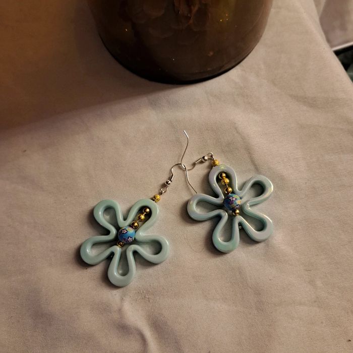 Boucles d'oreilles pendante fleurs bleu et doré - photo numéro 2