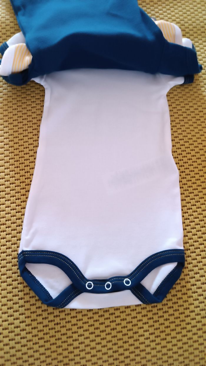 Petit Bateau. Lot de 3 Bodies manches courtes. 100% Coton Bio. Bébé de 3 mois/67cm - photo numéro 4