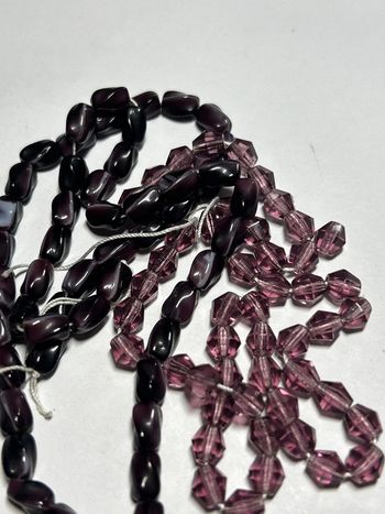 A766, 2 fils de perles anciennes en verre violet/aubergine