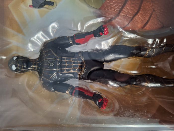 Marvel Legends Séries Spiderman costume noir et or - Spiderman no way home - photo numéro 2