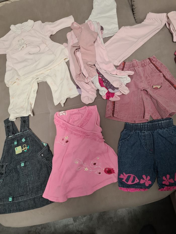 Vêtements fille 6 mois 25€ (29 articles) et 7 paires de collants