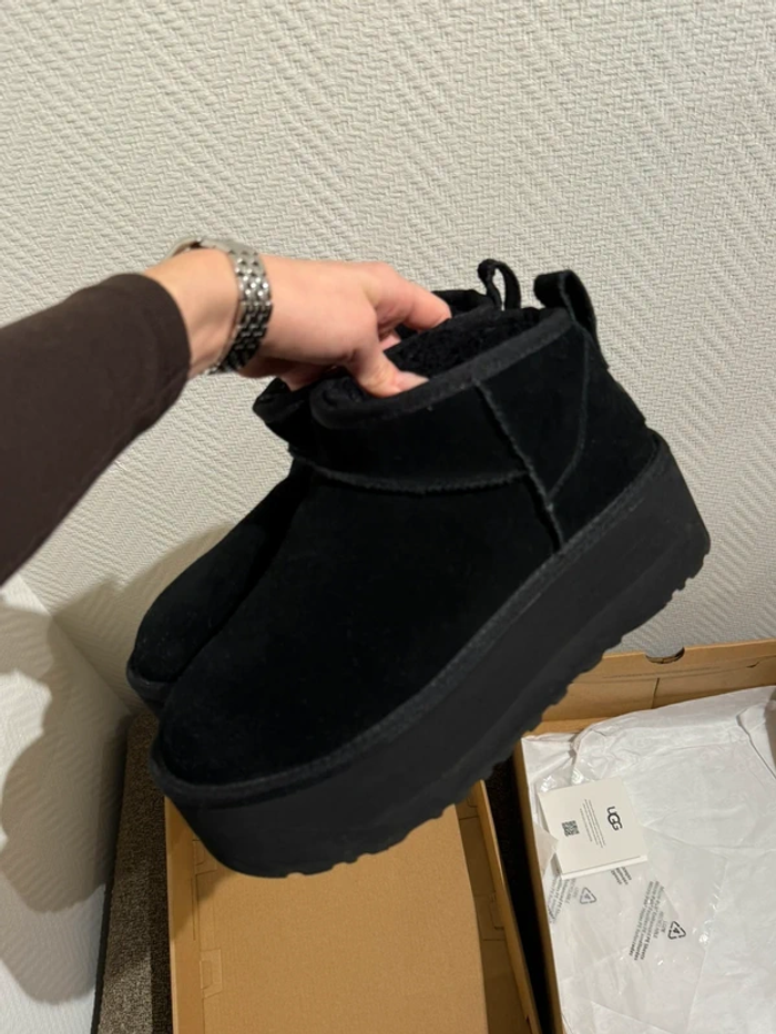 Bottes Ugg mini  taille 37 - photo numéro 2