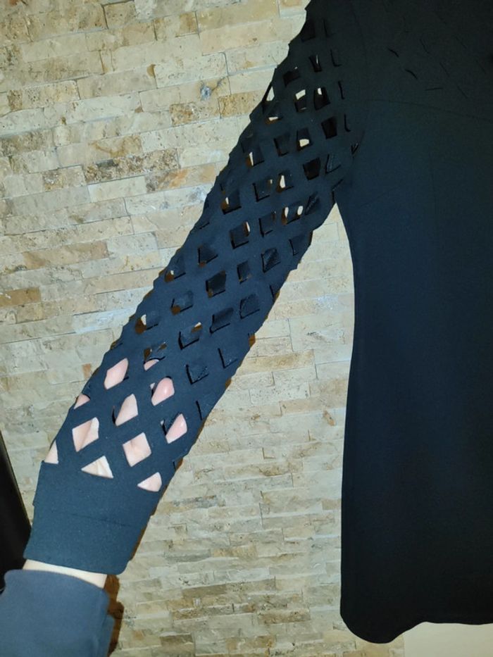 Robe noire manches ajourées - photo numéro 2