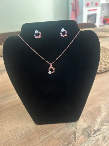 Parure collier + boucles d’oreilles fleuries fantaisie Neuve
