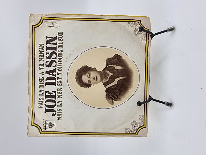 Vinyle 45 tours Joe Dassin : Fais la Bise à ta Maman / Mais la Mer est Toujours Bleue avec fourreau