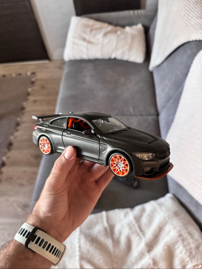 BMW M4 GTS noir/orange 1:24 Neuf + Emballage