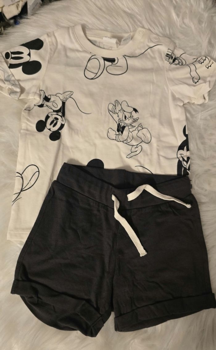 NEUF (non porté) 🏷😍🤩💙Superbe  ensemble teeshirt et short 12 mois  garçon  Teeshirt et short disney mickey 💙🤩😍👍 - photo numéro 2