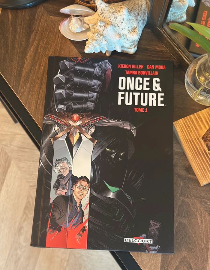 Once & Future T1 – Kieron Gillen / Delcourt (BD en très bon état)
