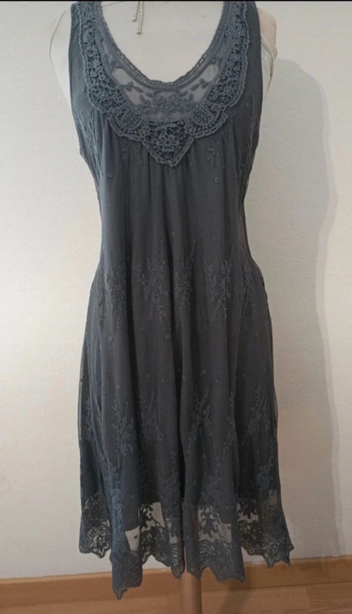 Magnifique robe en dentelle doublée