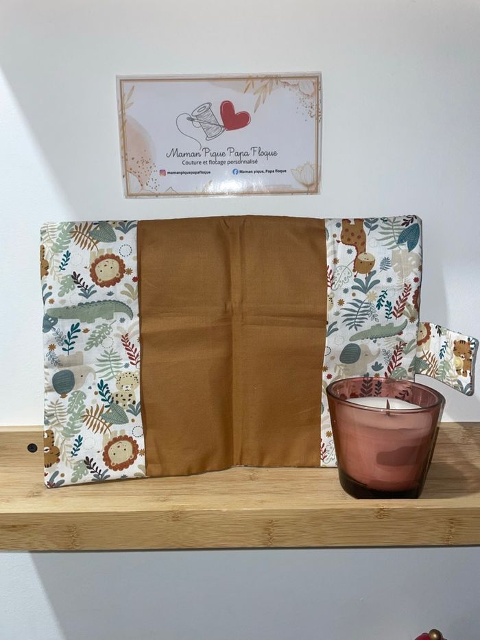 Protège carnet de santé fait main en velours bleu et tissu a motifs - photo numéro 2