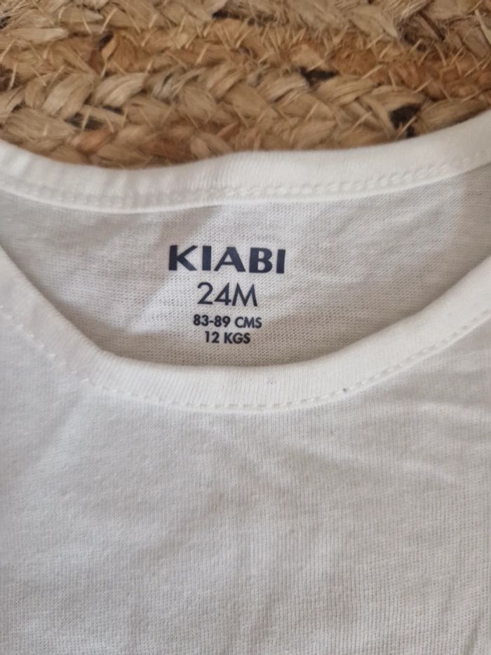Tee shirt manches courtes blanc cassé avec imprimé doré à paillettes Kiabi neuf avec 🏷 🍓24 mois🍓 - photo numéro 4