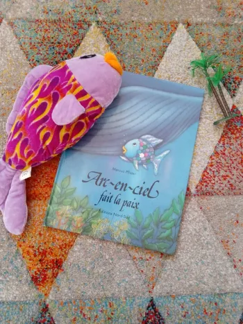 Le poisson arc en ciel fait la paix + grosse peluche poisson