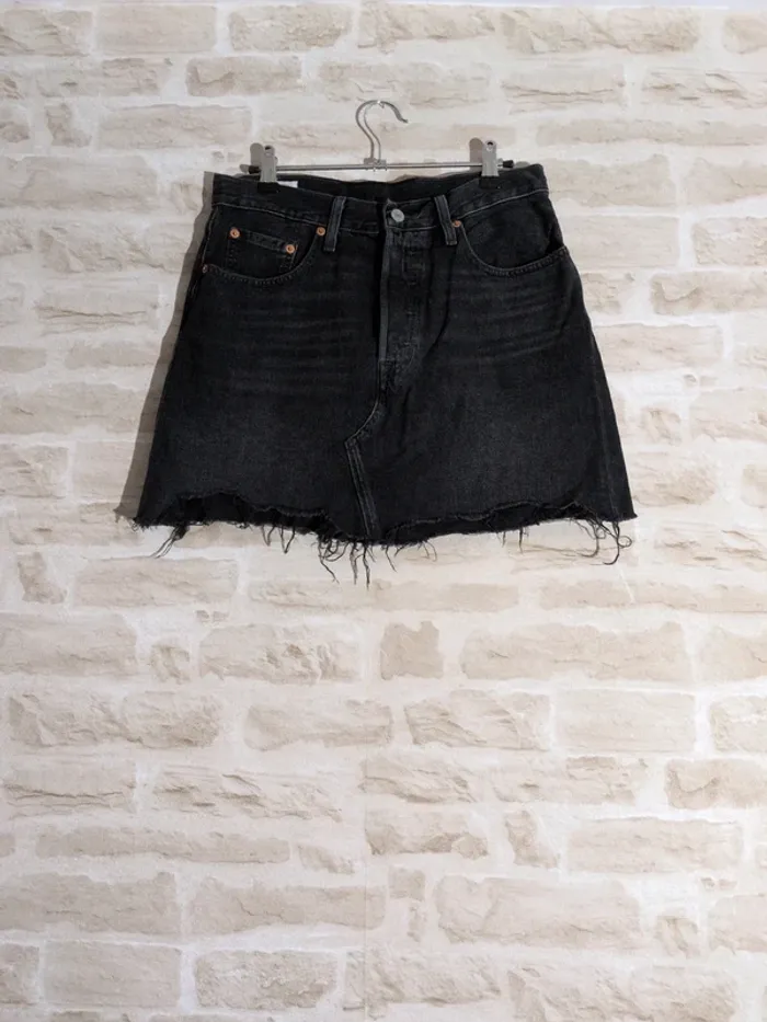Jupe en jean noire Levi’s – Taille 38 – Très bon état - photo numéro 2