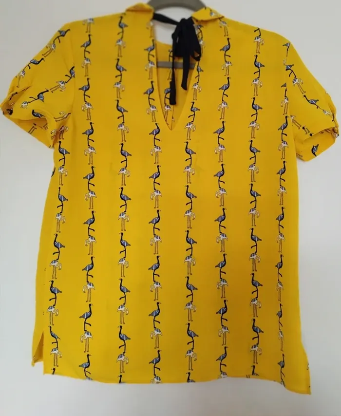 Très jolie blouse jaune flamand avec col chemise et noeud - photo numéro 5