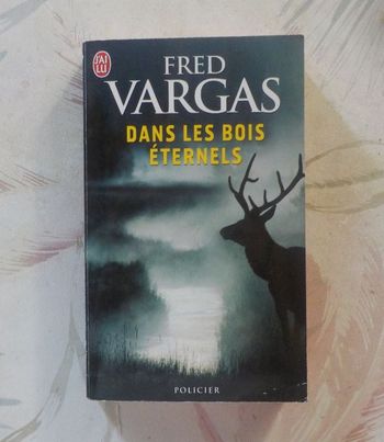 DANS LES BOIS ETERNELS de Fred VARGAS Ed. J'ai Lu