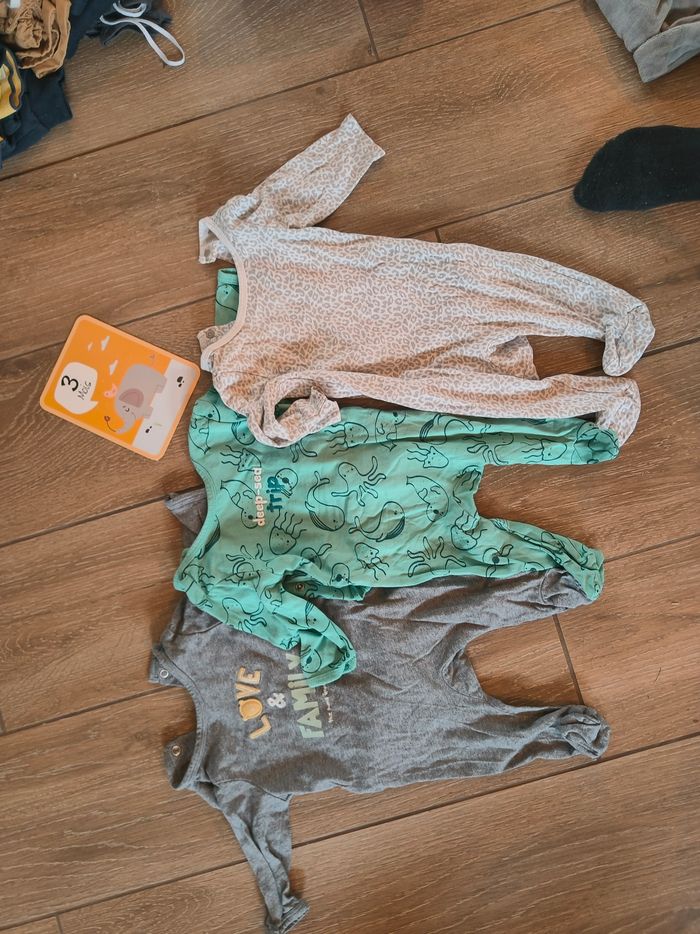 6 pyjama 3mois - photo numéro 2