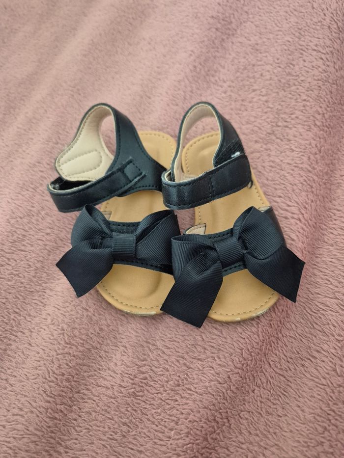 Paire de sandales taille 21