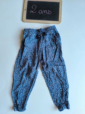 Pantalon léger fluide à fleurs taille 2 ans en très bon état