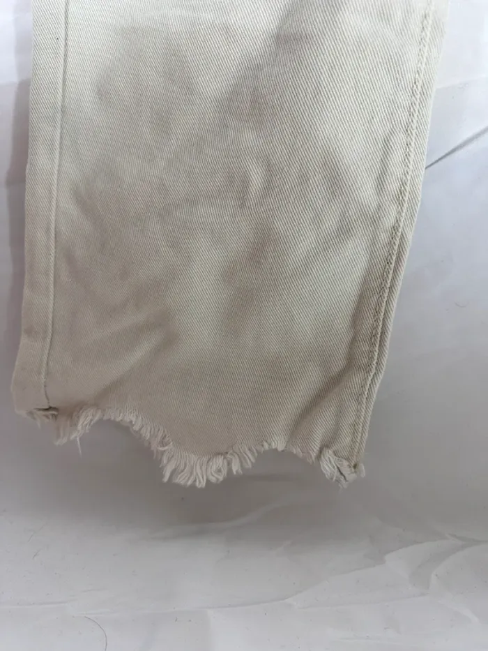 Jean crème YesStyle – Neuf & tendance avec finition effilée/déchirée aux chevilles - photo numéro 5
