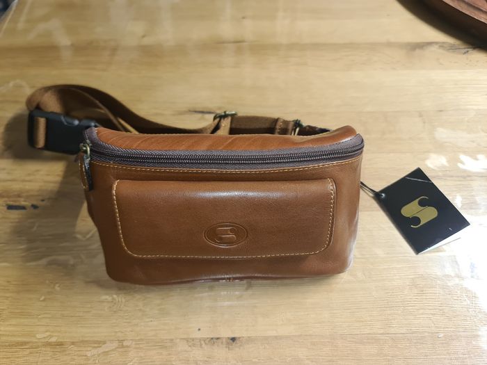 Neuve banane en cuir véritable double synthétique (voir étiquette) avec plusieurs poches