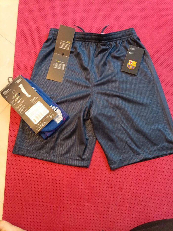 Short de foot FC Barcelone+ chaussettes, Nike Authentique Officiel taille 12/13 ans, Neuf - photo numéro 14