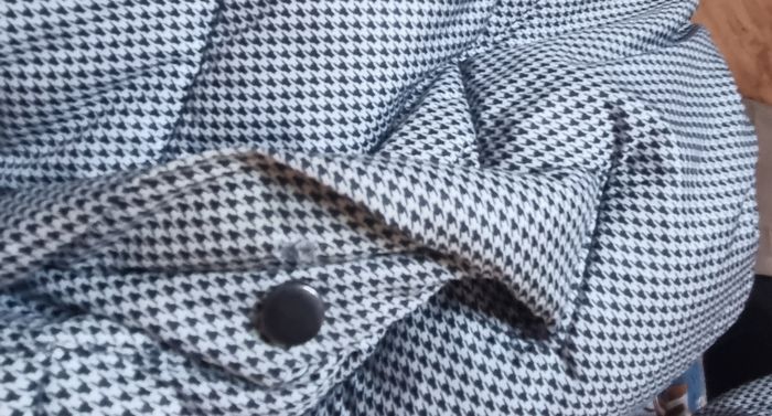 Blouson motifs noir et blanc avec capuche - photo numéro 5