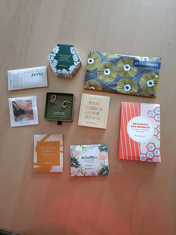 Lot de 9 bijoux avec boîte
