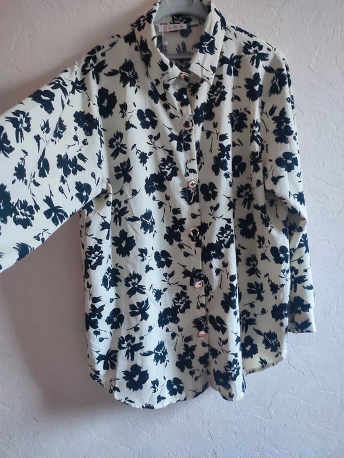 Chemise longue et fluide à fleurs noires - Taille unique 🌸